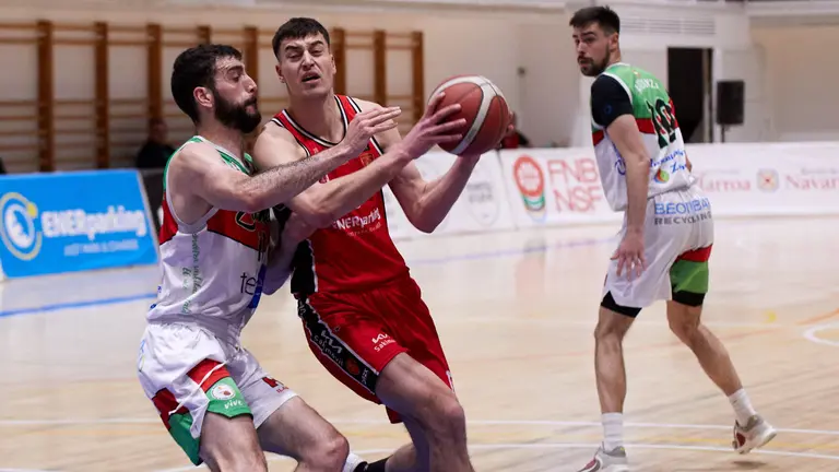 Partido de cuartos de final del playoff hacia la LEB Oro entre ENERparking Basket Navarra y Teknei Bizkaia Zornotza disputado en el pabell&oacute;n Arrosadia de Pamplona. I&Ntilde;IGO ALZUGARAY