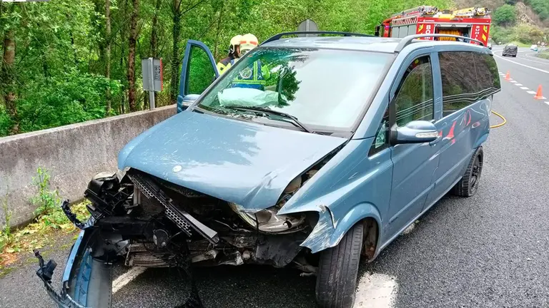 Fotograf&iacute;a de c&oacute;mo ha quedado el coche accidentado en Bera. BOMBEROS DE NAVARRA