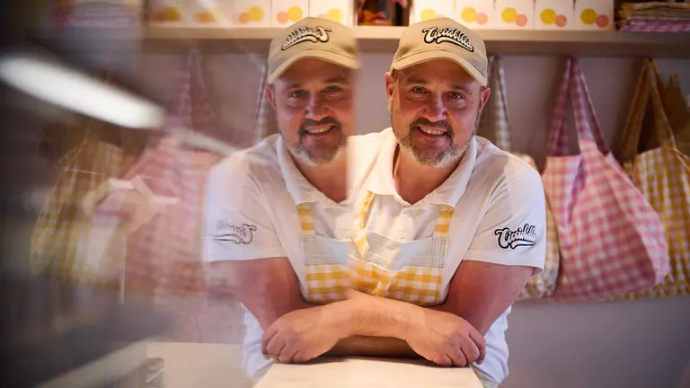 Txetxu Maganto, de la pizzería Cicciobella, en la plaza Lakuondo. PABLO LASAOSA