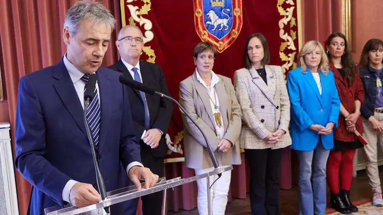 El alcalde de Pamplona, Enrique Maya, y miembros de la Corporaci&oacute;n municipal participan en la recepci&oacute;n que el Ayuntamiento ofrece a la Fundaci&oacute;n Tom&aacute;s Caballero con motivo de la conmemoraci&oacute;n del 25&ordm; aniversario del asesinato por parte de la banda terrorista ETA del concejal de UPN Tom&aacute;s Caballero. I&Ntilde;IGO ALZUGARAY