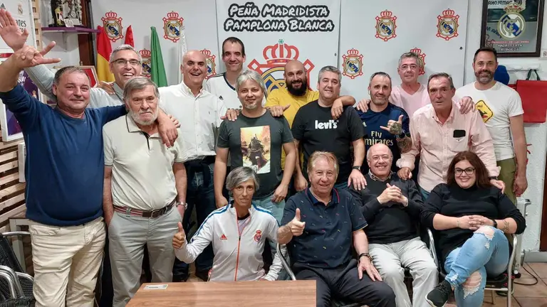 Socios de la Pe&ntilde;a Madridista Pamplona Blanca en su sede de Pamplona. CEDIDA
