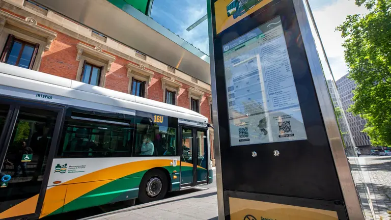 Nuevas pantallas en marquesinas de Pamplona para conocer la informaci&oacute;n de las villavesas. CEDIDA