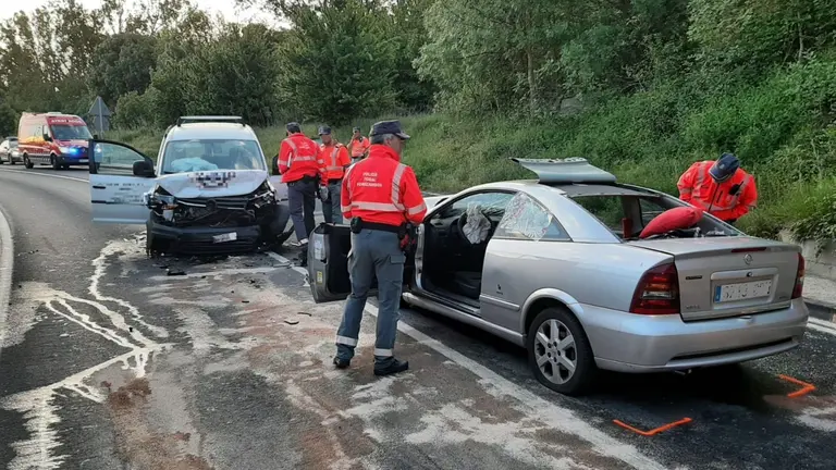 Imagen del brutal accidente con una persona atrapada en Volkswagen. POLIC&Iacute;A FORAL