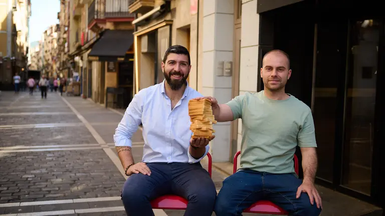 Carlos Jord&aacute;n y Pablo Odriozola, que inaugurar&aacute;n Montagu S&aacute;ndwich en la calle Estafeta 80. PABLO LASAOSA
