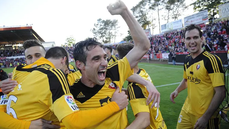Los jugadores de Osasuna celebran el ascenso a Primera Divisi&oacute;n tras el partido de vuelta de la promoci&oacute;n de ascenso de la Liga Adelante que Girona y Osasuna disputaron esta tarde en el estadio Montilivi de Girona. EFE/Robin Townsend