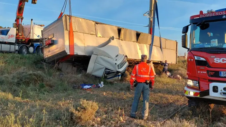 El conductor de un cami&oacute;n ha fallecido tras salirse de la v&iacute;a en Santacara. BOMBEROS DE NAVARRA
