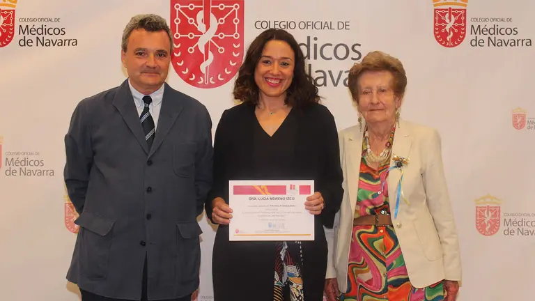 Rafael Teijeira, Lucia Moreno y M&ordf; Antonia Soto durante la entrega del Premio. CEDIDA