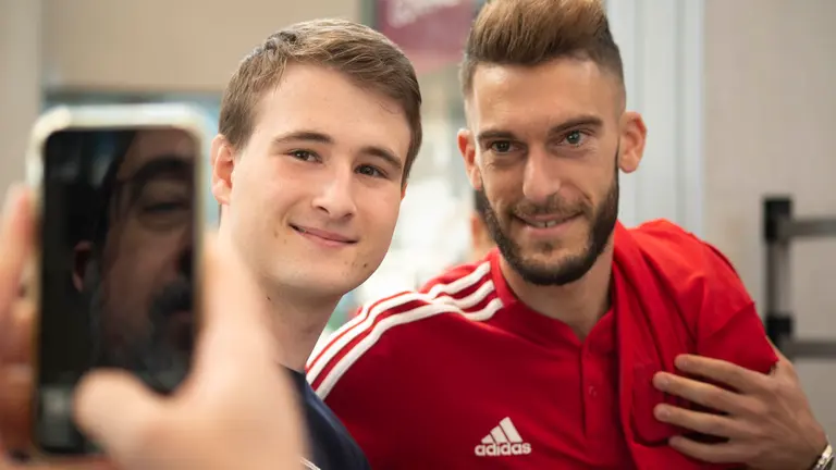 Llegada de los jugadores del Osasuna al aeropuerto de Noain para salir en avi&oacute;n hacia Sevilla para jugar la final de la Copa del Rey. JASMINA AHMETSPAHIC