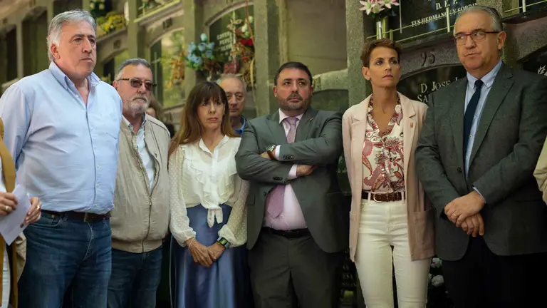 Responso y ofrenda floral en el cementerio municipal de San Jos&eacute; en memoria de Tom&aacute;s Caballero habi&eacute;ndose cumplido 25 a&ntilde;os de su asesinato a manos de la banda terrorista ETA. Estando presentes el alcalde de Pamplona, Enrique Maya; la presidenta del gobierno, Mar&iacute;a Chivite, y el presidente del Parlamento foral, Unai Hualde. JASMINA AHMETSPAHIC