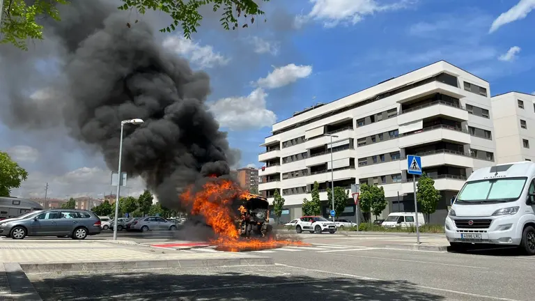 Una m&aacute;quina de la limpieza en llamas en el barrio de Lezkairu de Pamplona. PABLO LASAOSA