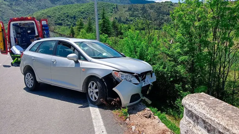 Veh&iacute;culo accidentado en Navascu&eacute;s. - BOMBEROS DE NAVARRA