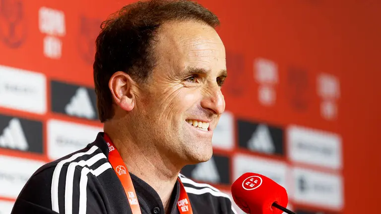 El entrenador del Osasuna, Jagoba Arrasate, ofrece una rueda de prensa este viernes en Sevilla, en la v&iacute;spera de su encuentro ante el Real Madrid correspondiente a la final de la Copa del Rey. EFE/ Julio Mu&ntilde;oz