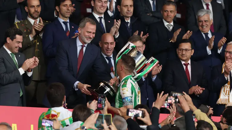 El Rey Felipe VI entrega la &uacute;ltima Copa del Rey a Joaqu&iacute;n, capit&aacute;n del Real Betis.  AFP7 / EUROPA PRESS