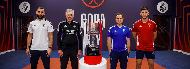 Los entrenadores del Real Madrid, Carlo Ancelotti, y de Osasuna, Jagoba Arrasate (2-d), y sus respectivos capitanes, Karim Benzem&aacute; (i) y David Garc&iacute;a (d), posan con el trofeo en la jornada previa a la final de la Copa del Rey que ambos equipos disputar&aacute;n ma&ntilde;ana en el estadio Ram&oacute;n S&aacute;nchez-Pizju&aacute;n, en Sevilla. EFE/RFEF/Pablo Garc&iacute;a ***SOLO USO EDITORIAL, SOLO DISPONIBLE PARA ILUSTRAR LA NOTICIA QUE ACOMPA&Ntilde;A (CR&Eacute;DITO OBLIGATORIO)***