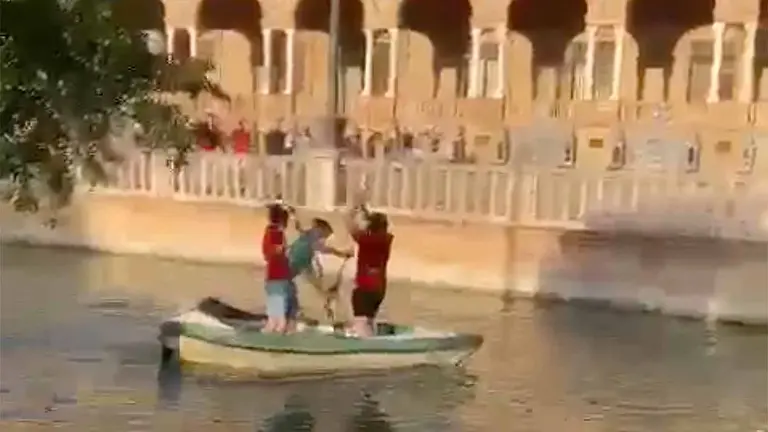 Dos aficionados de Osasuna en la Plaza de Espa&ntilde;a de Sevilla. CEDIDA