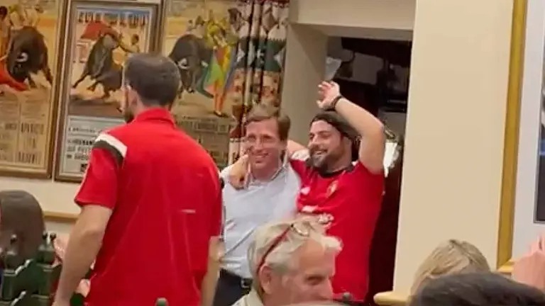 Almeida con aficionados de Osasuna.