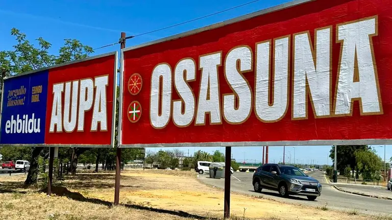 Las vallas que ha colocado EH Bildu en Sevilla por la final de la Copa del Rey. EH BILDU