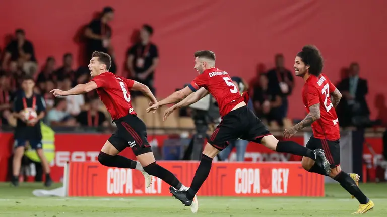 SEVILLA, 06/05/2023.- Los jugadores de Osasuna, (i-d) Lucas Torrot, David García y Aridane, celebran el primer gol del equipo navarro durante el encuentro correspondiente a la final de la Copa del Rey que disputan hoy sábado frente al Real Madrid en el estadio La Cartuja de Sevilla. EFE/José Manuel Vidal.
