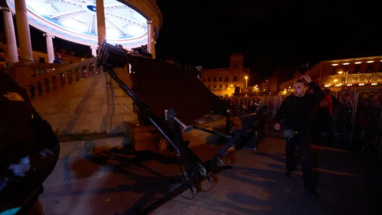 Pantalla gigante de televisi&oacute;n que se ha ca&iacute;do durante la final de Copa entre Osasuna y Real Madrid. PABLO ASAOSA.