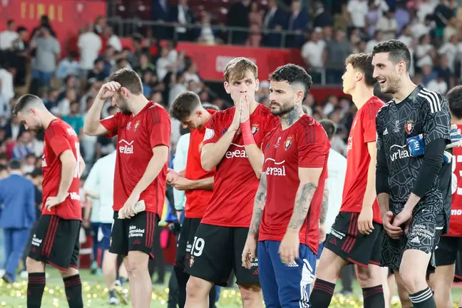 SEVILLA, 06/05/2023.- Los jugadores de Osasuna tras caer derrotados en la final de la Copa del Rey en el encuentro que han disputado hoy s&aacute;bado frente al Real Madrid en el estadio La Cartuja de Sevilla. EFE/Jos&eacute; Manuel Vidal.
