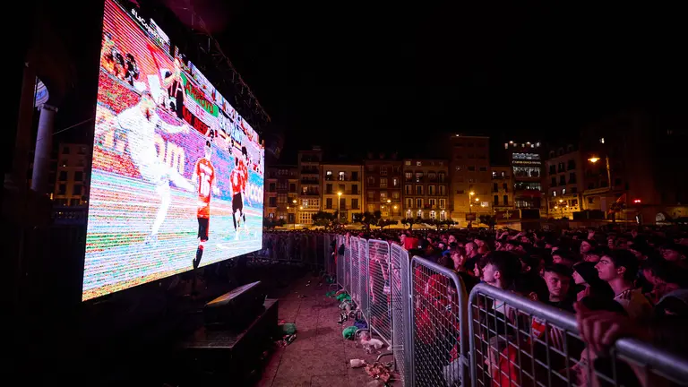 Aficionados de Osasuna llenan la plaza del Castillo, en Pamplona, para seguir desde las pantallas instaladas el encuentro correspondiente a la final de la Copa del Rey de f&uacute;tbol que su equipo disputa hoy s&aacute;bado frente al Real Madrid en el estadio de La Cartuja, en Sevilla. PABLO LASAOSA
