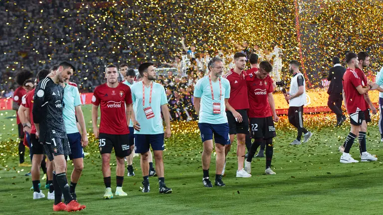 Los jugadores y el cuerpo t&eacute;cnico de Osasuna agradecen a la afici&oacute;n rojilla el apoyo recibido tras la derrota en la final de la Copa del Rey 2023 frente al Real Madrid. I&Ntilde;IGO ALZUGARAY