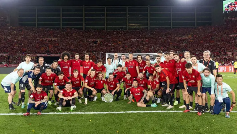 Los jugadores de Osasuna posan con el trofeo de subcampe&oacute;n de Copa delante de toda la afici&oacute;n de Osasuna desplazada hasta Sevilla para el partido de la final frente al Real Madrid. CA OSASUNA