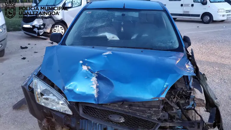 Estado en el que qued&oacute; el coche del detenido con las autocaravanas en segundo plano. POLIC&Iacute;A MUNICIPAL DE PAMPLONA