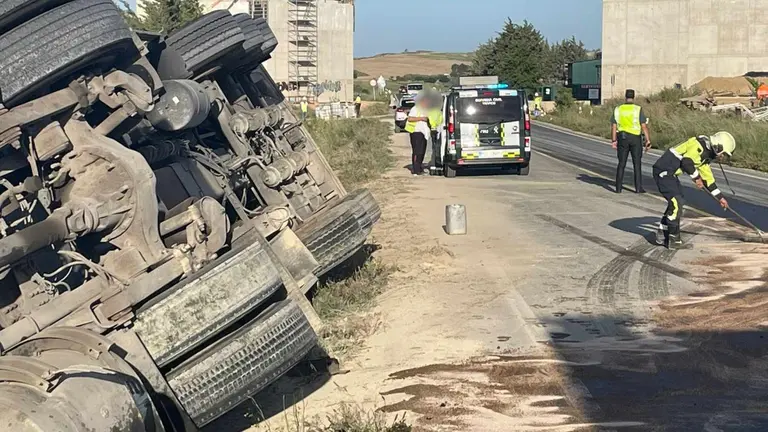 El cami&oacute;n ha quedado volcado en el arc&eacute;n de la v&iacute;a. GUARDIA CIVIL,