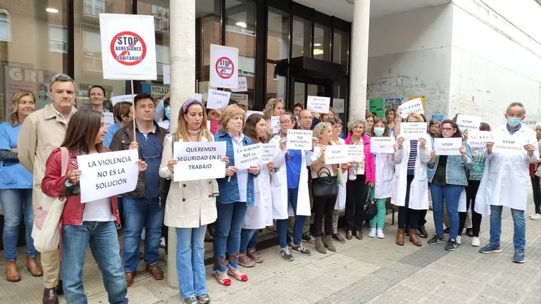 Concentración en el Centro de Salud de la Rochapea por una agresión a los administrativos. LVR