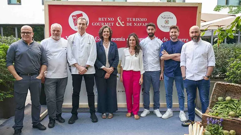 De izquierda a derecha: Jordi Vil&agrave;, Xavier Pellicer, Javier D&iacute;az, la consejera Itziar G&oacute;mez, Bel&eacute;n Huarte, Gheorghe Zgardan, Leandro Gil y Artur Mart&iacute;nez tras la presentaci&oacute;n.