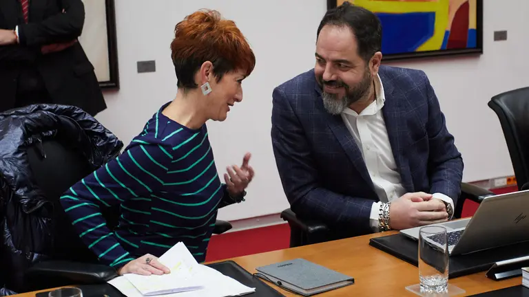 Barkartxo Ruiz (EH Bildu) y Ram&oacute;n Alz&oacute;rriz (PSN) en la Mesa y Junta de Portavoces del Parlamento de Navarra. I&Ntilde;IGO ALZUGARAY