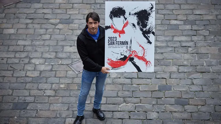 El dise&ntilde;ador gr&aacute;fico navarro Ra&uacute;l L&oacute;pez Mart&iacute;n es el autor del cartel de San Ferm&iacute;n 2023 ganador de la votaci&oacute;n popular. AYUNTAMIENTO DE PAMPLONA / GARZARON