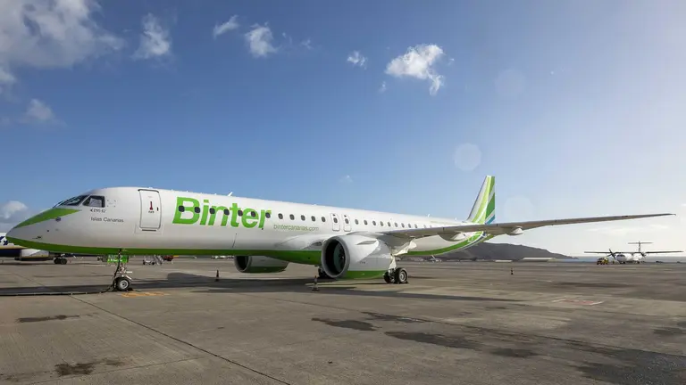 Un avi&oacute;n de la compa&ntilde;&iacute;a Binter en la pista de aterrizaje del aeropuerto de Pamplona. BINTER