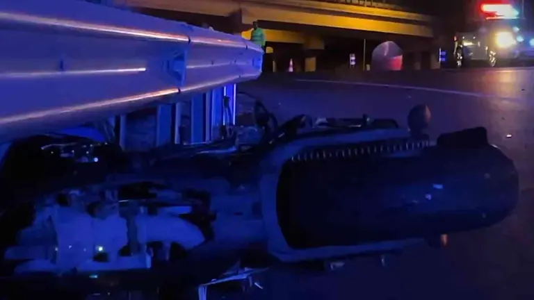 La moto se estrell&oacute; contra la bionda de la carretera. EMERGENCIAS MADRID