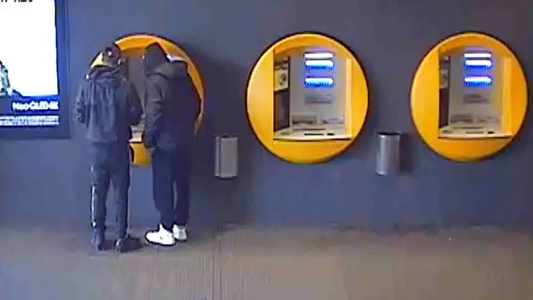 Imagen de dos de los detenidos en un cajero autom&aacute;tico. GUARDIA CIVIL