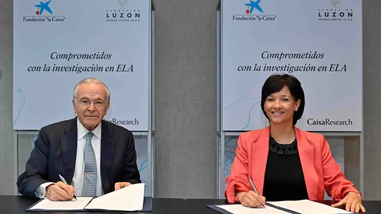 El presidente de la Fundaci&oacute;n &rdquo;la Caixa&rdquo;, Isidro Fain&eacute;, y la presidenta ejecutiva de la Fundaci&oacute;n Francisco Luz&oacute;n, Mar&iacute;a Jos&eacute; Arregui, durante la firma del convenio de colaboraci&oacute;n entre ambas entidades para apoyar la investigaci&oacute;n sobre la Esclerosis Lateral Amiotr&oacute;fica (ELA). CEDIDA