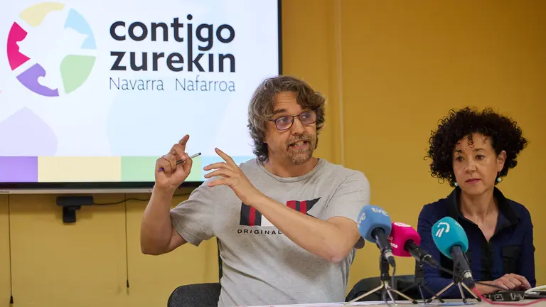 El n&uacute;mero tres de la lista de Contigo Navarra al Parlamento foral, Dani L&oacute;pez, y la n&uacute;mero dos de la coalici&oacute;n al Ayuntamiento de Pamplona, M&oacute;nica L&oacute;pez, presentan la campa&ntilde;a de Contigo Navarra Zurekin. PABLO LASAOSA