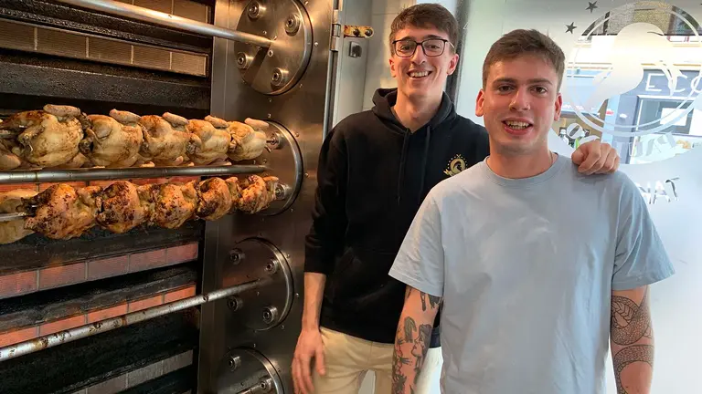 Javier Aristu y Pablo Orcoyen en el interior de Pollo Paulino en Pamplona. Navarra.com