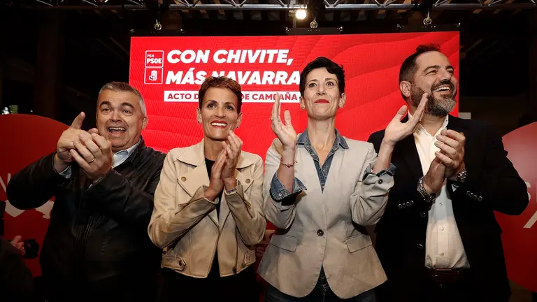 El secretario de organizaci&oacute;n del PSOE, Santos Cerdan acompa&ntilde;a a las candidatas a la presidencia del Gobierno de Navarra y a la alcald&iacute;a de Pamplona, Mar&iacute;a Chivite y Elma Saiz (2d), respectivamente, junto a Ram&oacute;n Alzorriz (d) en el inicio de la campa&ntilde;a electoral que comienza esta noche y que finalizar&aacute; con las elecciones el pr&oacute;ximo 28 de marzo.EFE/ Jes&uacute;s Diges