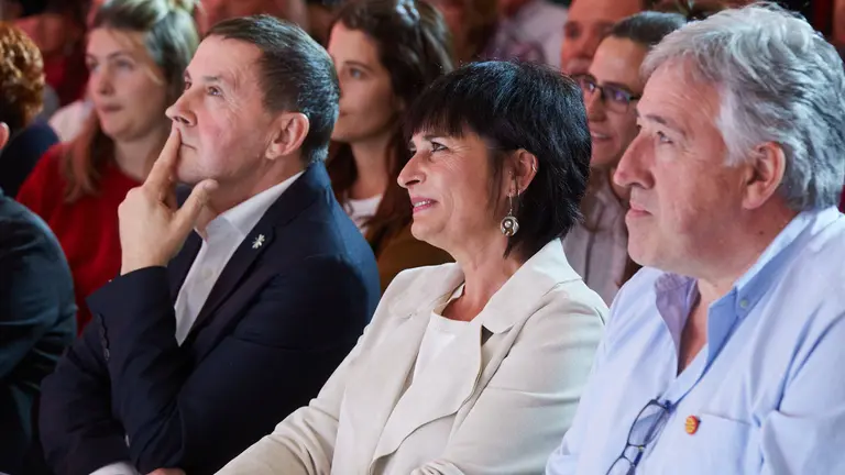 Acto de inicio de la campa&ntilde;a electoral de EH Bildu con el coordinador de EH Bildu, Arnaldo Otegi; la candidata a la Presidencia de Navarra, Laura Aznal; y el candidato a la Alcald&iacute;a de Pamplona, Joseba Asiron. I&Ntilde;IGO ALZUGARAY