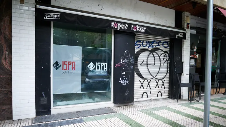 Local en obras en la calle Iturrama 22, antiguo local de Copas Rotas. PABLO LASAOSA