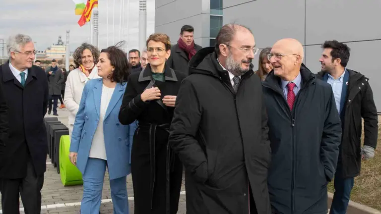 Las comunidades de Navarra, Arag&oacute;n y La Rioja, en una visita al Centro Nacional de Tecnolog&iacute;a Alimentaria (CNTA), en la que han participado las presidentas de Navarra y La Rioja, Mar&iacute;a Chivite (c) y Concepci&oacute;n Andreu (2i), y el presidente de Arag&oacute;n, Javier Lamb&aacute;n (2d), han acordado crear una "Alianza del Ebro" para la defensa de intereses comunes en temas como las emergencias, los incendios forestales, el transporte o el sector agroalimentario. EFE/ Villar L&oacute;pez