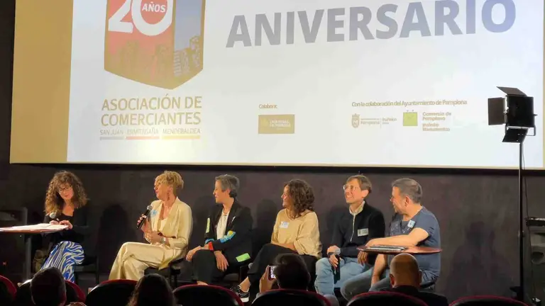 Mesa redonda durante la celebraci&oacute;n del 20 aniversario de la Asociaci&oacute;n de Comerciantes de San Juan, Ermitaga&ntilde;a y Mendebaldea. CEDIDA