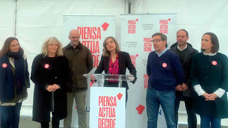 La candidata de UPN a la alcald&iacute;a de Pamplona, Cristina Ibarrola junto a parte de los miembros de su candidatura, en el acto electoral de este viernes. UPN