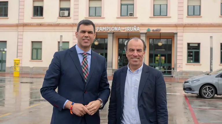 El presidente del PPN y candidato a la Presidencia de Navarra, Javier Grac&iacute;a, y el candidato a la Alcald&iacute;a de Navarra, Carlos Garc&iacute;a Adanero, exponen sus compromisos en materia de infraestructuras frente a la estaci&oacute;n de tren de Pamplona. JASMINA AHMETSPAHIC