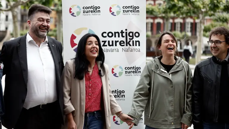 La europarlamentaria de Unidas Podemos, Idoia Villanueva (2i), y Carlos S&aacute;nchez Mato (i), responsable de programa de Izquierda Unida, doctor en Econom&iacute;a, acompa&ntilde;an a los candidatos de Contigo-Navarra al Gobierno de Navarra Bego&ntilde;a Alfaro (2d) y al Ayuntamiento de Pamplona, Txema Maule&oacute;n (d). EFE/ Jes&uacute;s Diges