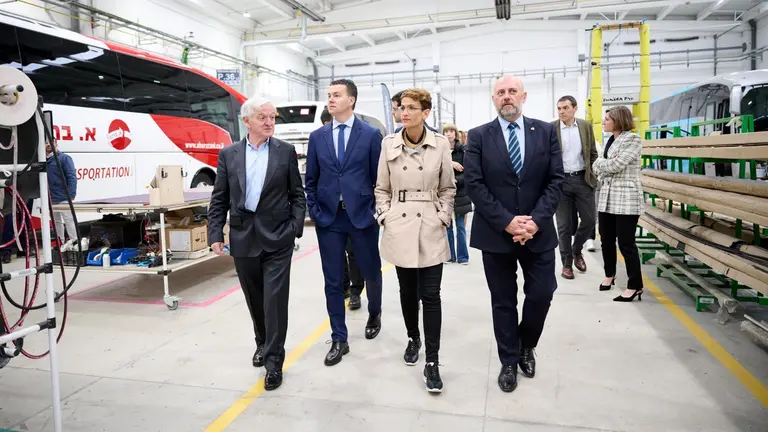 El ministro de Industria, Comercio y Turismo, H&eacute;ctor G&oacute;mez, y la presidenta del Gobierno de Navarra, Mar&iacute;a Chivite, en su visita a la empresa Sunsundegui. SUNSUNDEGUI