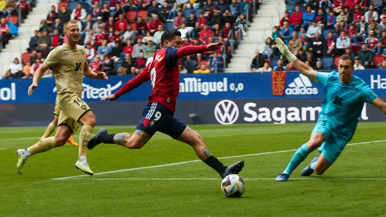 R Ely (19. UD Almeria), Chimy Avila (9. CA Osasuna) y Fernando Cano (13. UD Almeria) durante el partido de la Liga Santander entre CA Osasuna y UD Almer&iacute;a disputado en el estadio de El Sadar en Pamplona. I&Ntilde;IGO ALZUGARAY
