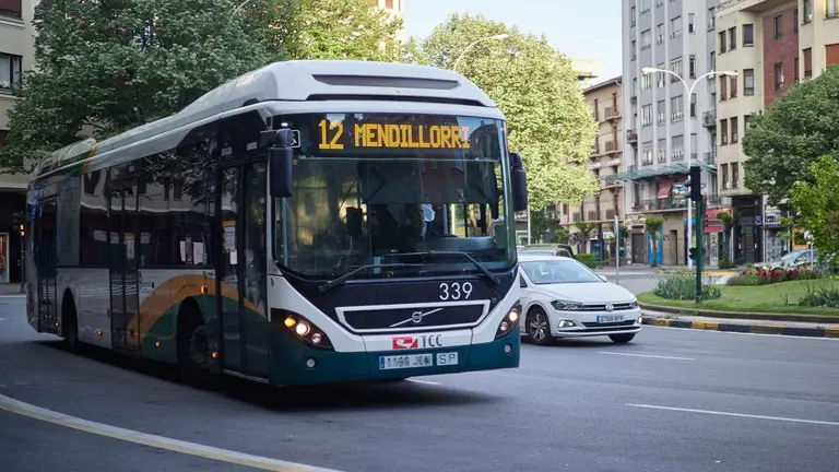 Un autob&uacute;s urbano circula por una calle de Pamplona. - Eduardo Sanz - Europa Press - Archivo